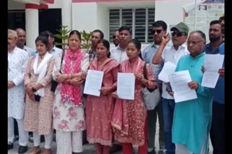गांव की भूमि नीलामी के विरोध में फूटा ग्रामीणों का गुस्सा, कलेक्ट्रेट में प्रदर्शन कर दिया धरना