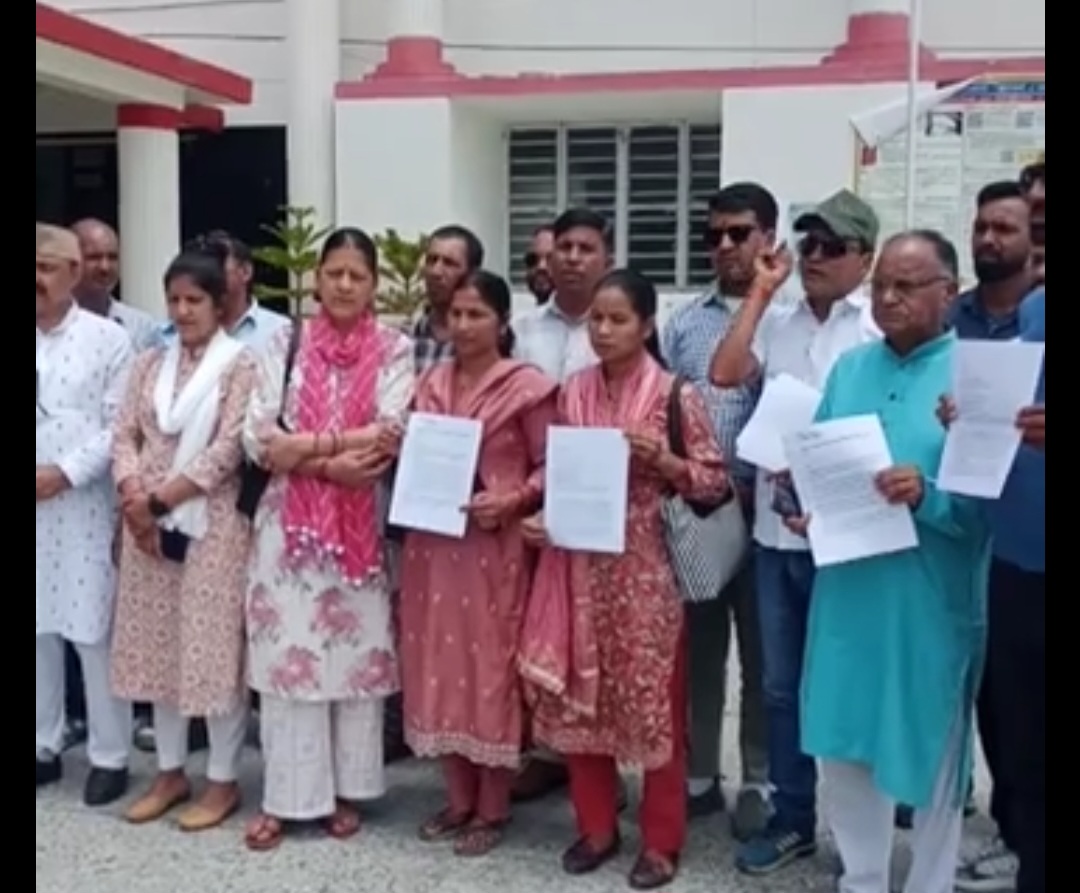 गांव की भूमि नीलामी के विरोध में फूटा ग्रामीणों का गुस्सा, कलेक्ट्रेट में प्रदर्शन कर दिया धरना
