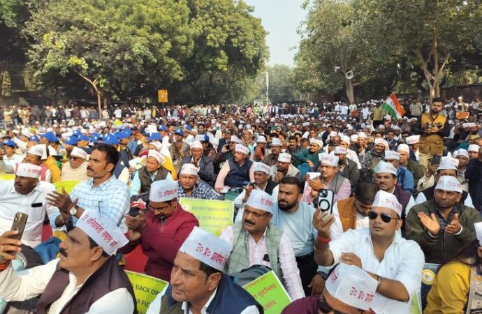 टीईटी की अनिवार्यता के खिलाफ शिक्षकों का सचिवालय कूच, पुलिस ने रास्ते में रोका