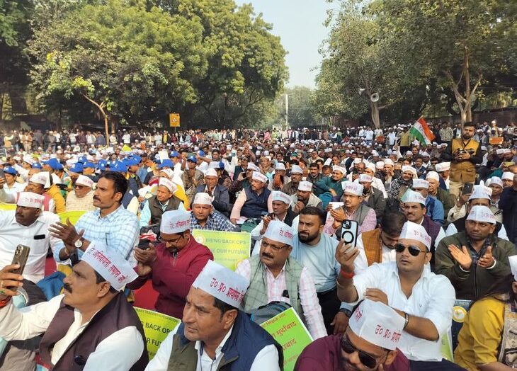 टीईटी की अनिवार्यता के खिलाफ शिक्षकों का सचिवालय कूच, पुलिस ने रास्ते में रोका