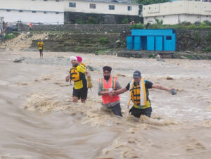 मौसम की मार से थमी चारधाम यात्रा: केदारनाथ में चार घंटे रोकना पड़ा सफर, कई जिलों में बर्फबारी और बारिश से जनजीवन प्रभावित