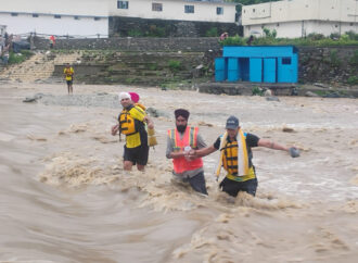 मौसम की मार से थमी चारधाम यात्रा: केदारनाथ में चार घंटे रोकना पड़ा सफर, कई जिलों में बर्फबारी और बारिश से जनजीवन प्रभावित