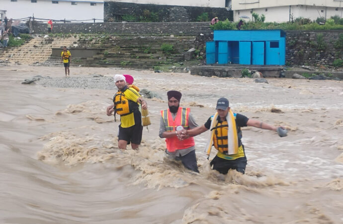 मौसम की मार से थमी चारधाम यात्रा: केदारनाथ में चार घंटे रोकना पड़ा सफर, कई जिलों में बर्फबारी और बारिश से जनजीवन प्रभावित