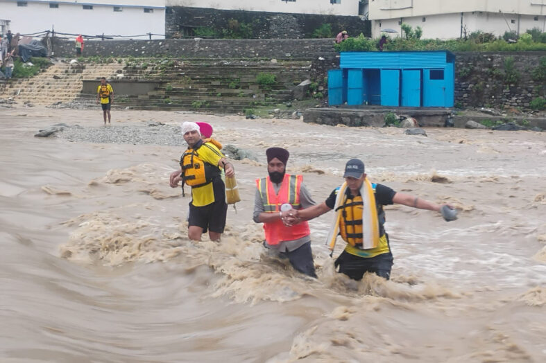 मौसम की मार से थमी चारधाम यात्रा: केदारनाथ में चार घंटे रोकना पड़ा सफर, कई जिलों में बर्फबारी और बारिश से जनजीवन प्रभावित
