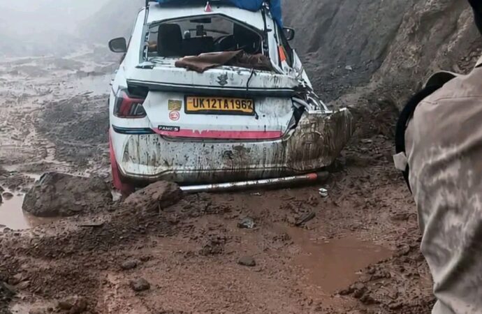 भारी बारिश से पौड़ी हाईवे पर भूस्खलन, पत्थर गिरने से कार क्षतिग्रस्त