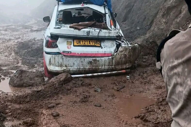 भारी बारिश से पौड़ी हाईवे पर भूस्खलन, पत्थर गिरने से कार क्षतिग्रस्त