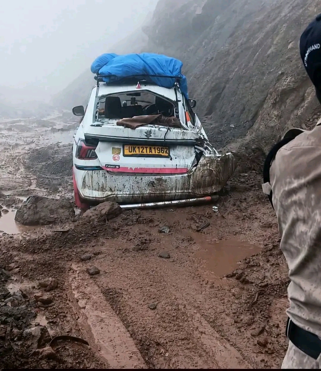 भारी बारिश से पौड़ी हाईवे पर भूस्खलन, पत्थर गिरने से कार क्षतिग्रस्त