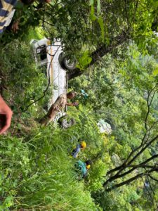 नैनीताल से लौट रहे सैलानियों की कार खाई में गिरी, एसडीआरएफ और पुलिस ने चलाया रेस्क्यू अभियान