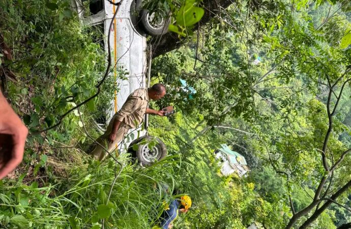 नैनीताल से लौट रहे सैलानियों की कार खाई में गिरी, एसडीआरएफ और पुलिस ने चलाया रेस्क्यू अभियान