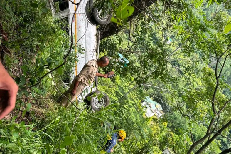 नैनीताल से लौट रहे सैलानियों की कार खाई में गिरी, एसडीआरएफ और पुलिस ने चलाया रेस्क्यू अभियान