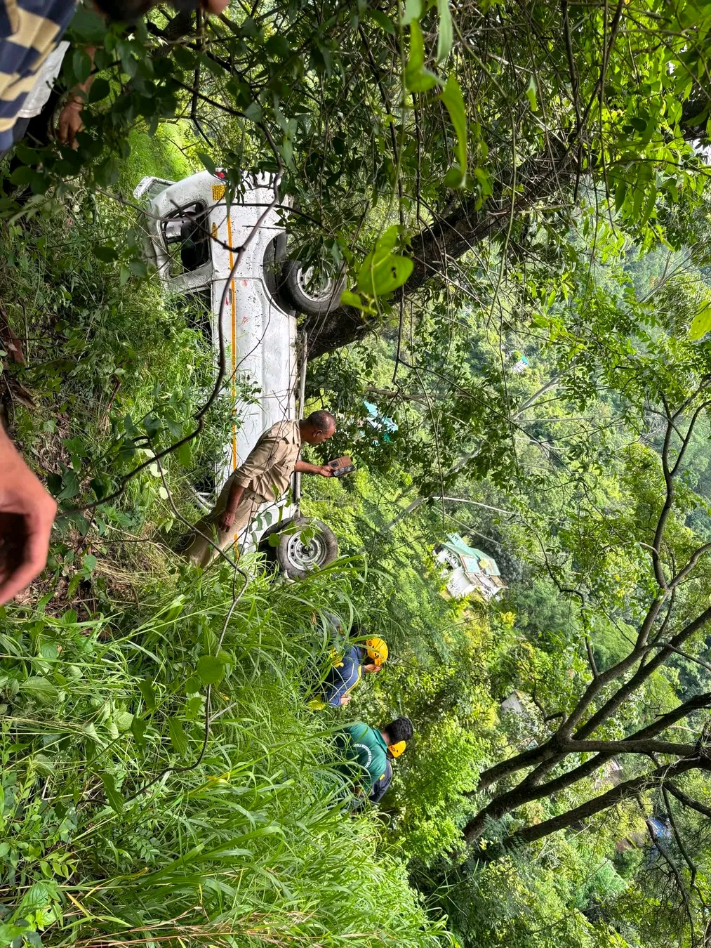नैनीताल से लौट रहे सैलानियों की कार खाई में गिरी, एसडीआरएफ और पुलिस ने चलाया रेस्क्यू अभियान