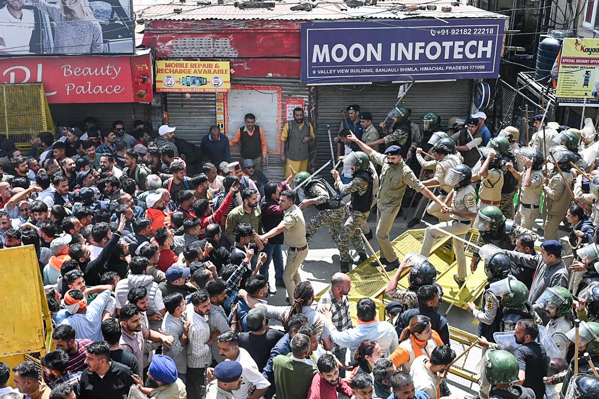उत्तराखंड में छह माह के लिए एस्मा लागू, हड़ताल पर प्रतिबंध; कर्मचारी आंदोलनों के बीच सरकार का बड़ा फैसला