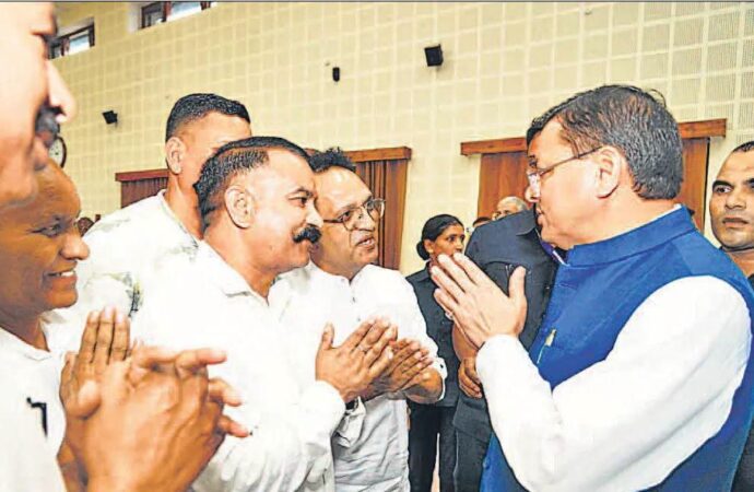 टीईटी से छूट समेत 13 सूत्रीय मांगों को लेकर शिक्षकों ने मुख्यमंत्री धामी से की मुलाकात, न्यायसंगत समाधान का मिला आश्वासन