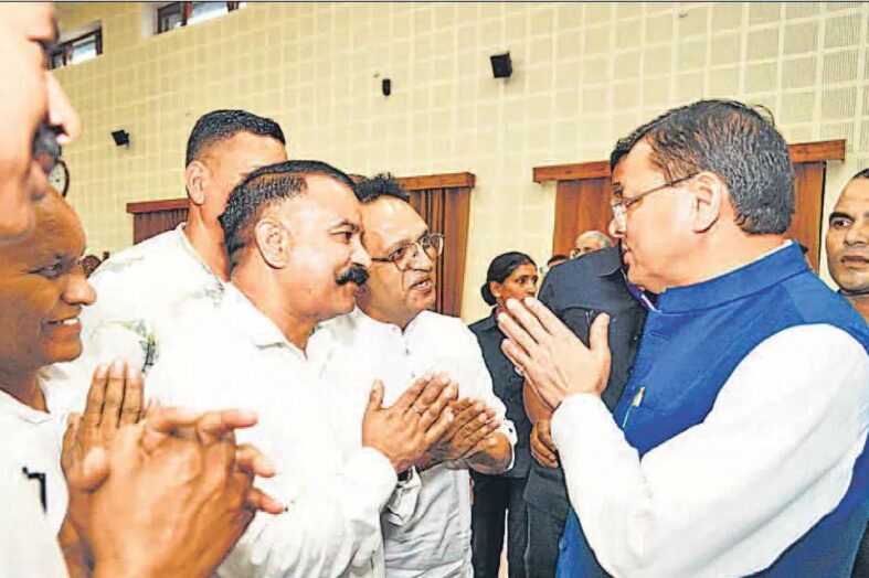 टीईटी से छूट समेत 13 सूत्रीय मांगों को लेकर शिक्षकों ने मुख्यमंत्री धामी से की मुलाकात, न्यायसंगत समाधान का मिला आश्वासन