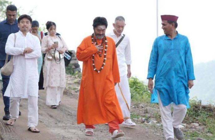 वरिष्ठ पत्रकार मनजीत नेगी की अनूठी पहल: जापान के आध्यात्मिक गुरु श्री बाला कुंभ गुरु मुनि का यमकेश्वर में भव्य स्वागत, पर्यावरण और सनातन संस्कृति का दिया संदेश