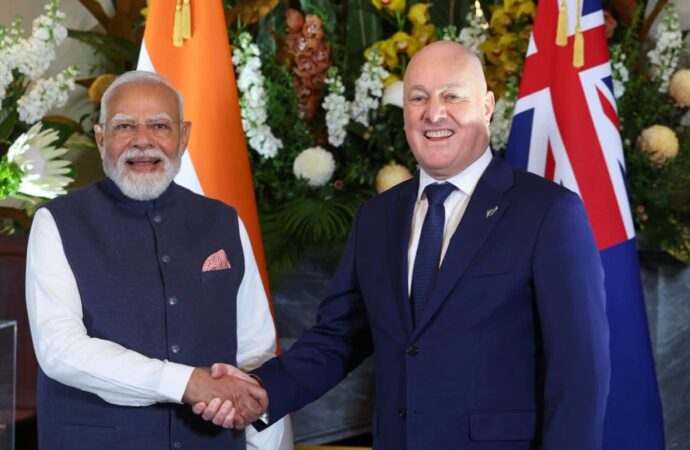 पीएम मोदी ने न्यूजीलैंड के प्रधानमंत्री को भेंट की उत्तराखंडी टोपी और हस्ताक्षरित हॉकी स्टिक, सांस्कृतिक विरासत और खेल भावना का दिया संदेश