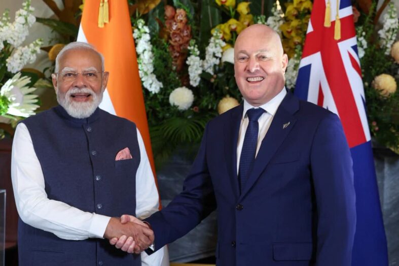 पीएम मोदी ने न्यूजीलैंड के प्रधानमंत्री को भेंट की उत्तराखंडी टोपी और हस्ताक्षरित हॉकी स्टिक, सांस्कृतिक विरासत और खेल भावना का दिया संदेश