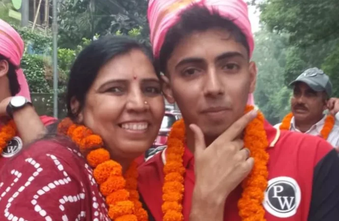 संघर्ष रंग लाया: चाय की दुकान चलाने वाले पिता के बेटे अनुराग पुरोहित ने नीट में 99.93 पर्सेंटाइल हासिल कर रचा इतिहास
