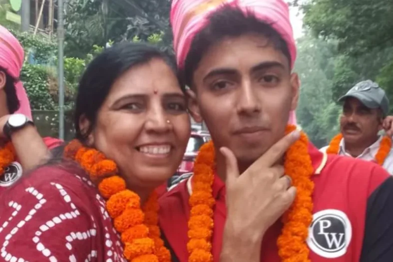 संघर्ष रंग लाया: चाय की दुकान चलाने वाले पिता के बेटे अनुराग पुरोहित ने नीट में 99.93 पर्सेंटाइल हासिल कर रचा इतिहास