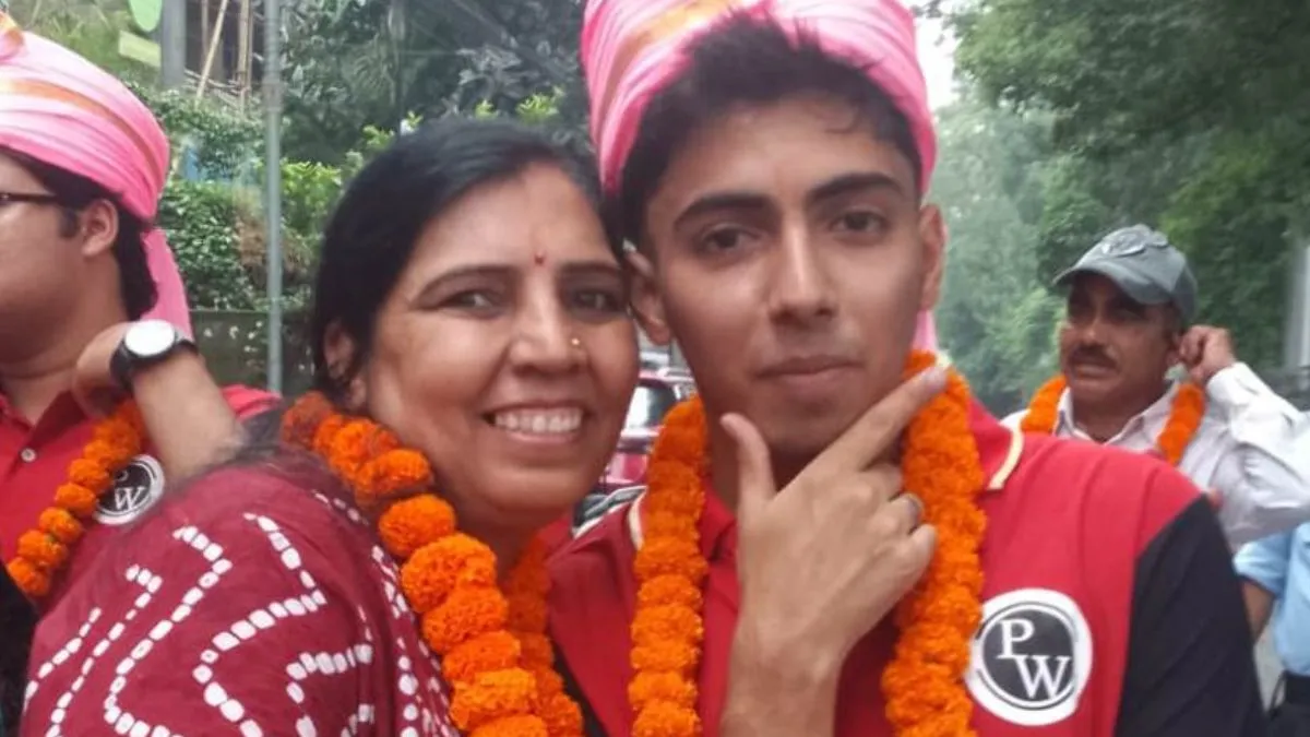 संघर्ष रंग लाया: चाय की दुकान चलाने वाले पिता के बेटे अनुराग पुरोहित ने नीट में 99.93 पर्सेंटाइल हासिल कर रचा इतिहास