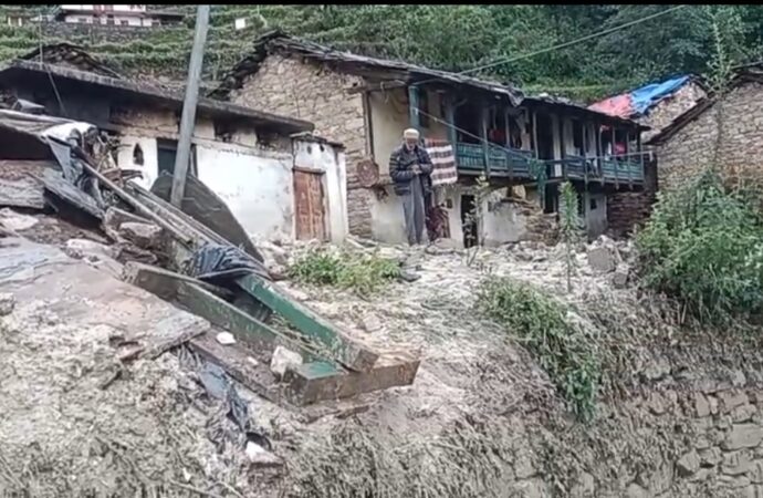 भारी बारिश से ज्योतिर्मठ के पगनो गांव में तबाही, मलबे से मकान और गोशाला क्षतिग्रस्त, वृद्ध आधे घंटे तक घर में फंसा रहा