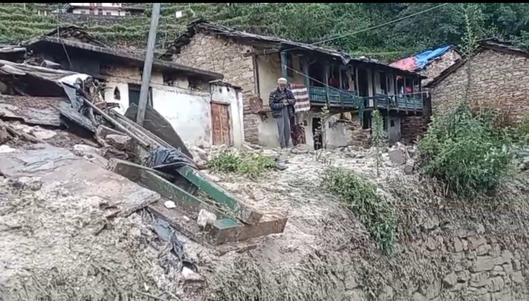 भारी बारिश से ज्योतिर्मठ के पगनो गांव में तबाही, मलबे से मकान और गोशाला क्षतिग्रस्त, वृद्ध आधे घंटे तक घर में फंसा रहा