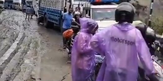 भारी बारिश से सिरोबगड़ में बदरीनाथ हाईवे पांच घंटे रहा बंद, मलबा हटने के बाद बहाल हुआ यातायात
