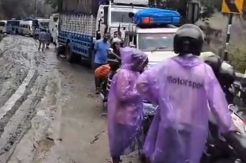 भारी बारिश से सिरोबगड़ में बदरीनाथ हाईवे पांच घंटे रहा बंद, मलबा हटने के बाद बहाल हुआ यातायात