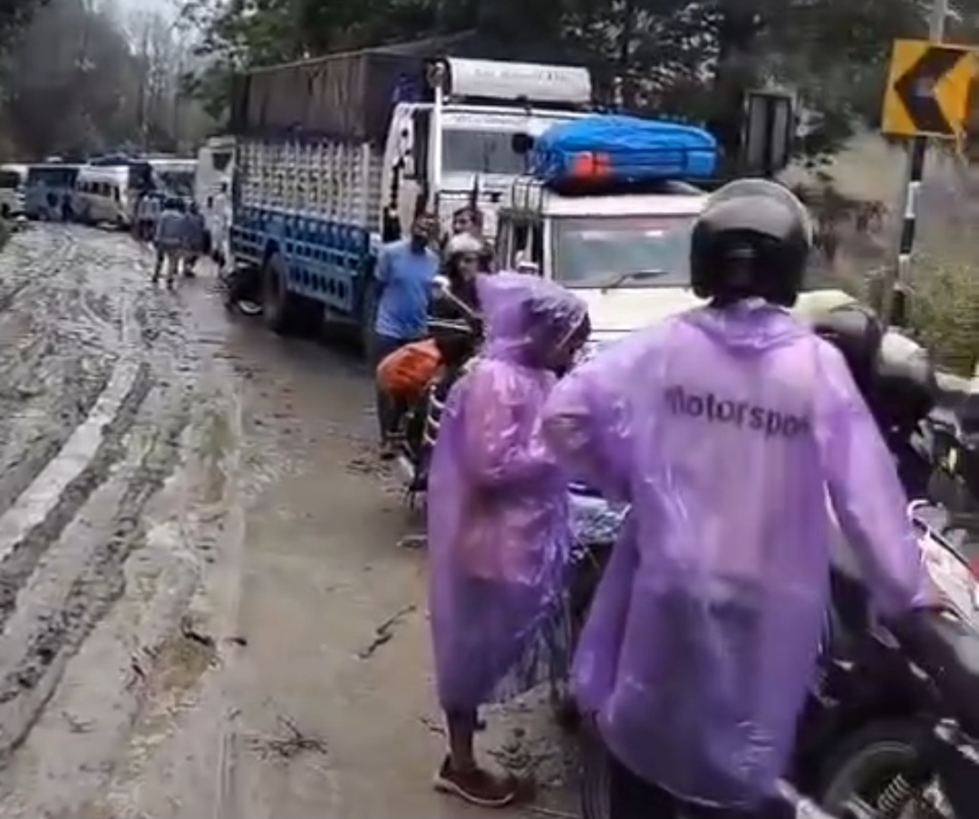 भारी बारिश से सिरोबगड़ में बदरीनाथ हाईवे पांच घंटे रहा बंद, मलबा हटने के बाद बहाल हुआ यातायात