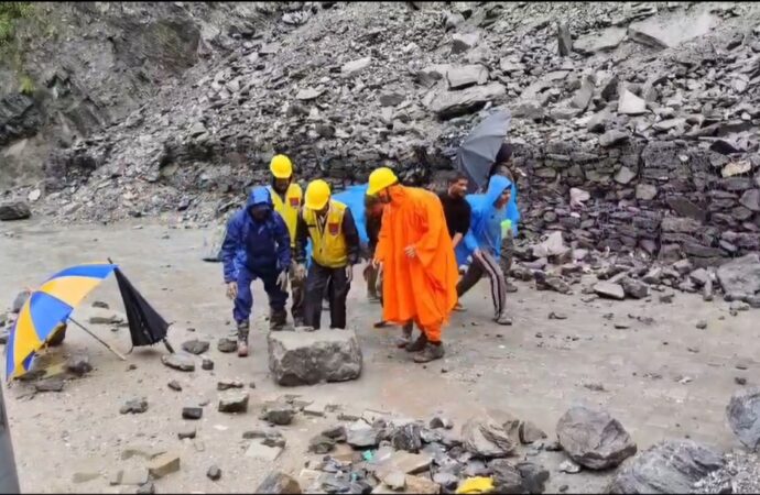 मॉक ड्रिल से पहले मुनकटिया में गिरी पहाड़ी, रेस्क्यू टीमों ने संभाला मोर्चा, आधे घंटे में खुला केदारनाथ यात्रा मार्ग