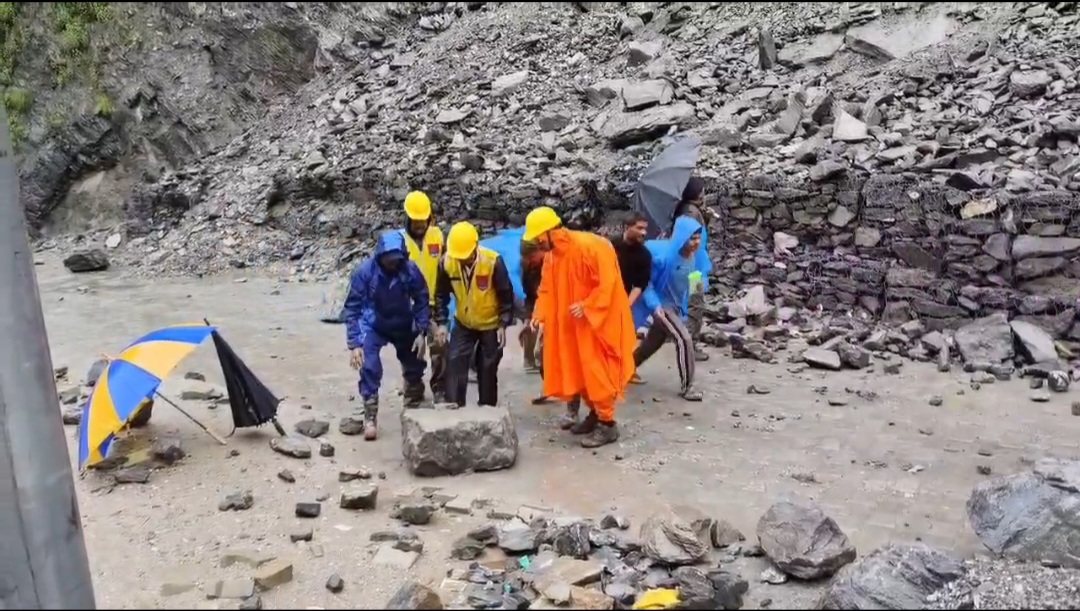 मॉक ड्रिल से पहले मुनकटिया में गिरी पहाड़ी, रेस्क्यू टीमों ने संभाला मोर्चा, आधे घंटे में खुला केदारनाथ यात्रा मार्ग
