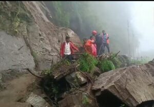 केदारनाथ यात्रा पर फिर संकट: पहाड़ों से गिर रहे विशाल बोल्डर, सुरक्षा के चलते पैदल यात्रा रोकी गई