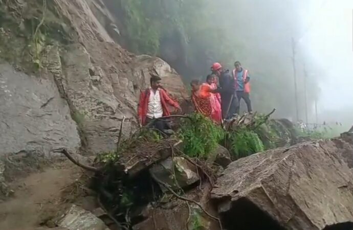 केदारनाथ यात्रा पर फिर संकट: पहाड़ों से गिर रहे विशाल बोल्डर, सुरक्षा के चलते पैदल यात्रा रोकी गई