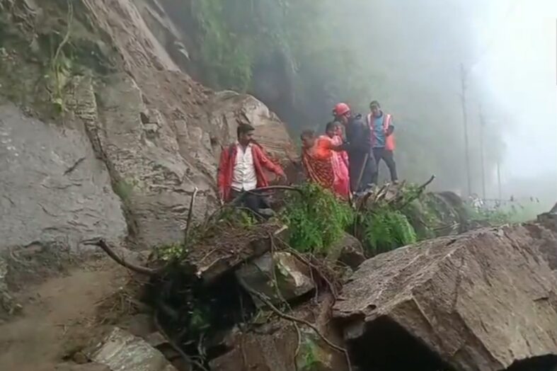 केदारनाथ यात्रा पर फिर संकट: पहाड़ों से गिर रहे विशाल बोल्डर, सुरक्षा के चलते पैदल यात्रा रोकी गई