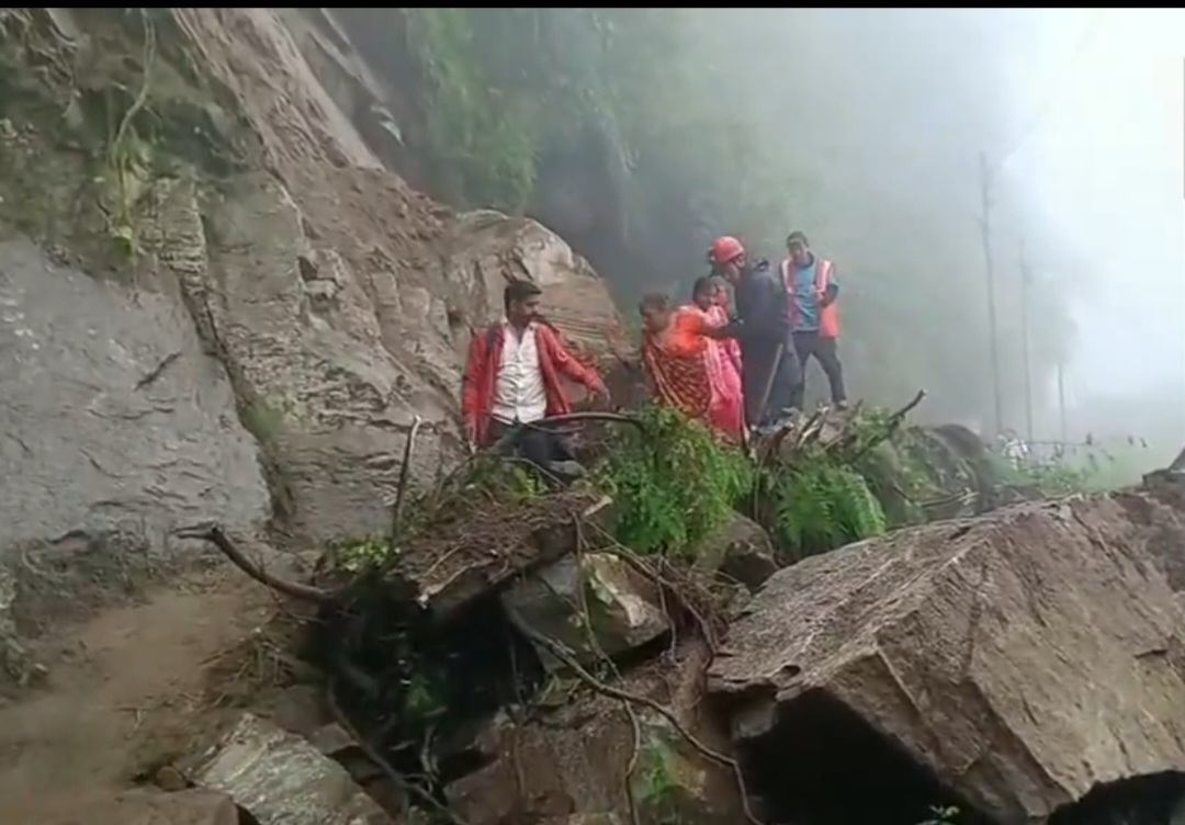 केदारनाथ यात्रा पर फिर संकट: पहाड़ों से गिर रहे विशाल बोल्डर, सुरक्षा के चलते पैदल यात्रा रोकी गई