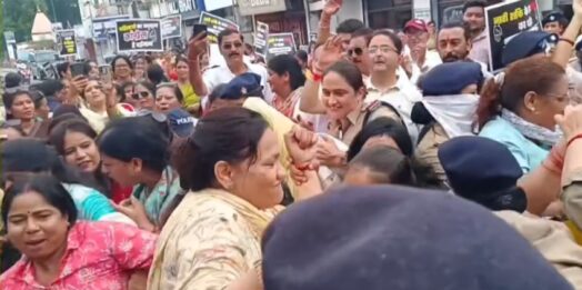 देहरादून में राहुल गांधी के खिलाफ भाजपा महिला कार्यकर्ताओं का प्रदर्शन, ‘राहुल गो बैक’ के नारों से गूंजा शहर