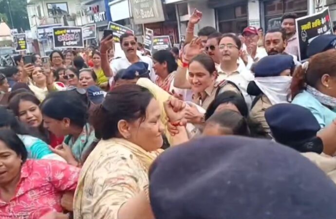 देहरादून में राहुल गांधी के खिलाफ भाजपा महिला कार्यकर्ताओं का प्रदर्शन, ‘राहुल गो बैक’ के नारों से गूंजा शहर