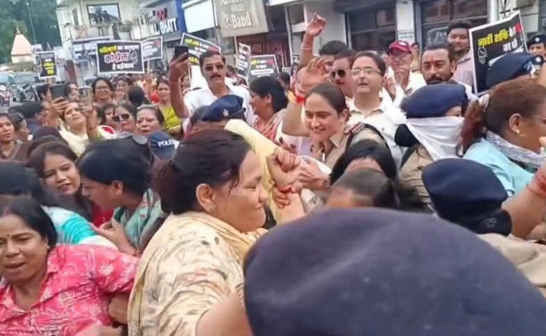 देहरादून में राहुल गांधी के खिलाफ भाजपा महिला कार्यकर्ताओं का प्रदर्शन, ‘राहुल गो बैक’ के नारों से गूंजा शहर