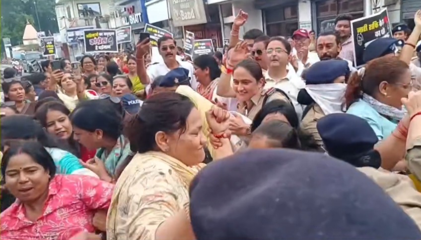 देहरादून में राहुल गांधी के खिलाफ भाजपा महिला कार्यकर्ताओं का प्रदर्शन, ‘राहुल गो बैक’ के नारों से गूंजा शहर