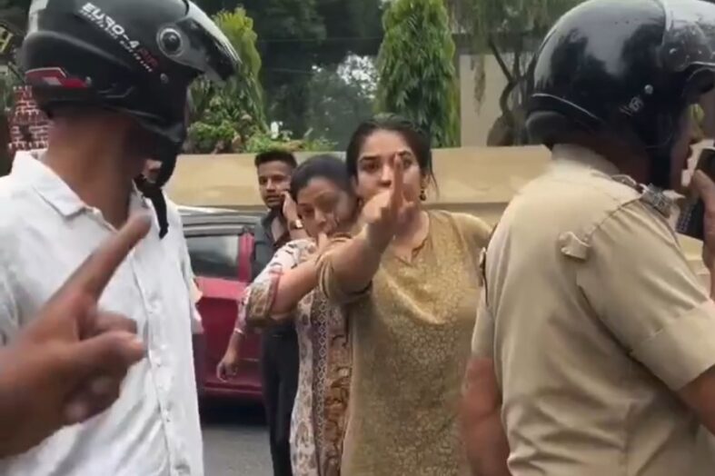 देहरादून में ठेली हटाने की कार्रवाई पर विवाद, दरोगा और लोगों के बीच हुई कहासुनी; एसएसपी ने बैठाई जांच