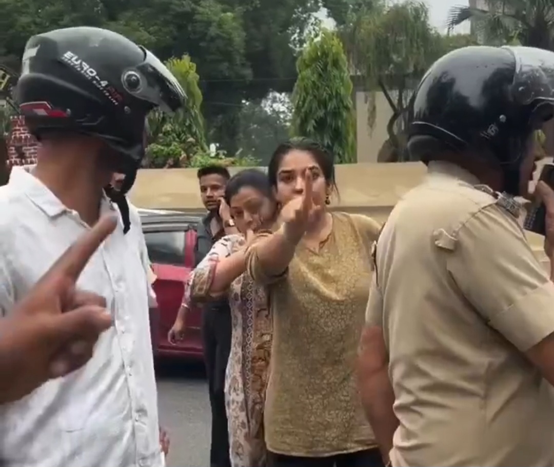 देहरादून में ठेली हटाने की कार्रवाई पर विवाद, दरोगा और लोगों के बीच हुई कहासुनी; एसएसपी ने बैठाई जांच