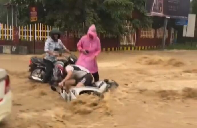 देहरादून में बारिश बनी आफत: आईटी पार्क के बाहर सड़क बनी नदी, जलभराव से थमी रफ्तार