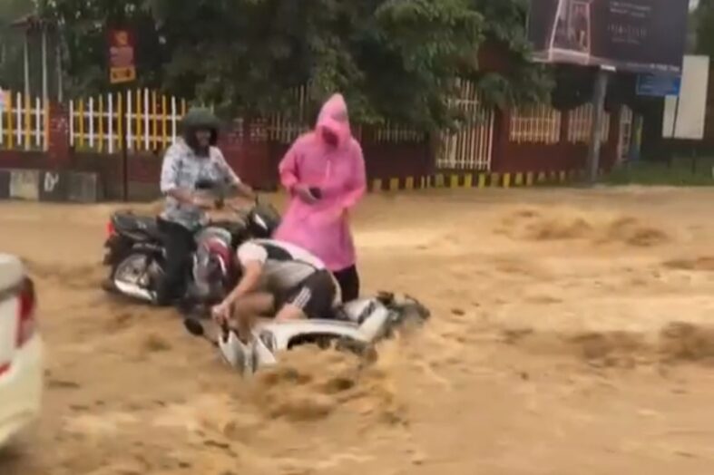देहरादून में बारिश बनी आफत: आईटी पार्क के बाहर सड़क बनी नदी, जलभराव से थमी रफ्तार