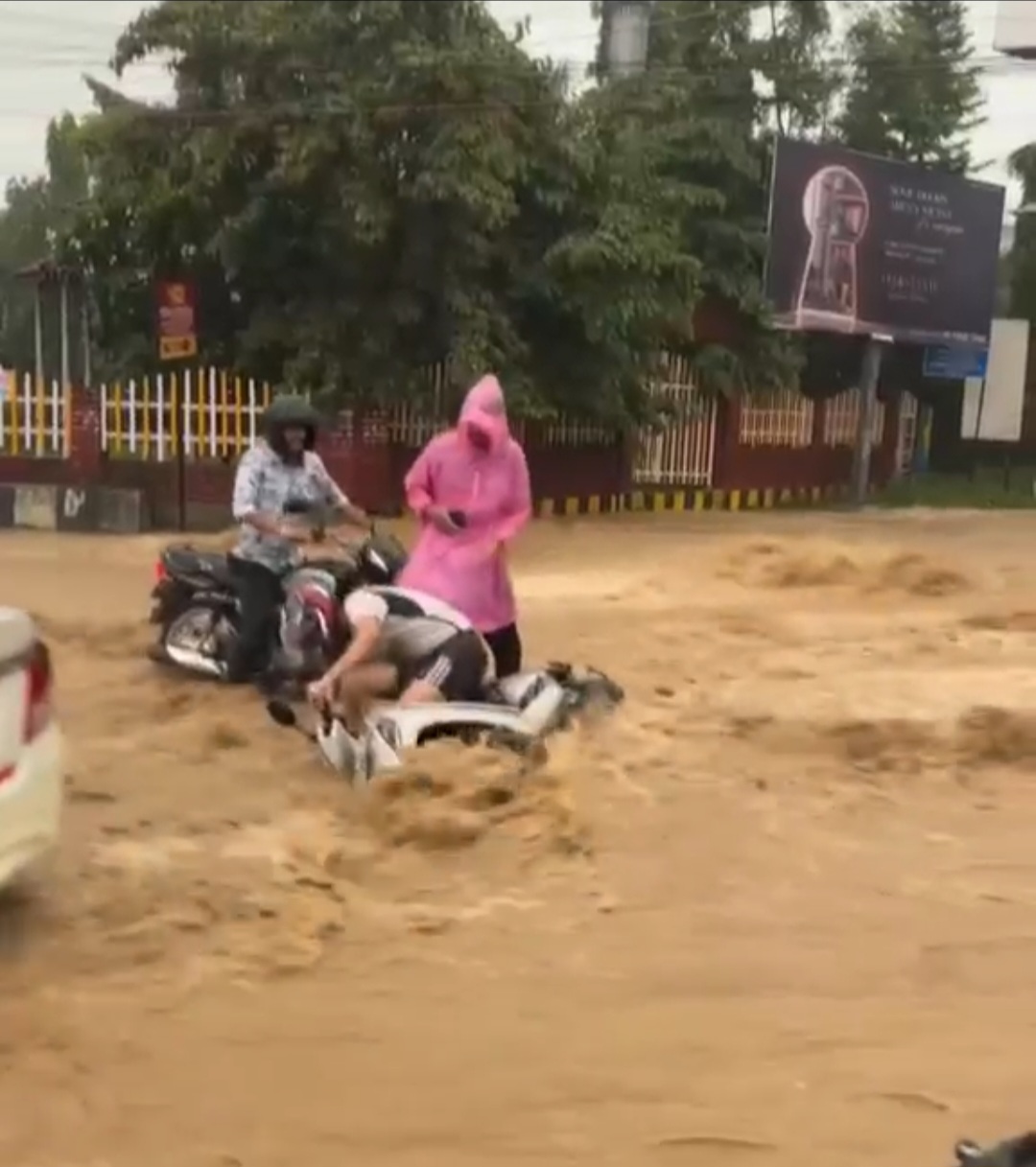 देहरादून में बारिश बनी आफत: आईटी पार्क के बाहर सड़क बनी नदी, जलभराव से थमी रफ्तार