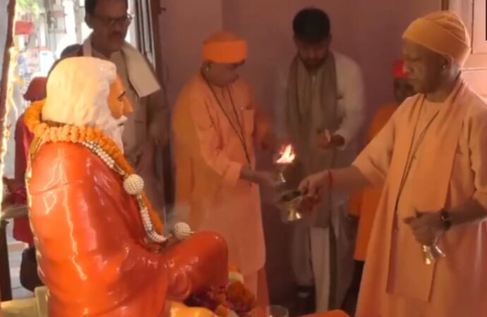 गुरु पूर्णिमा पर सीएम योगी ने किया महायोगी गोरखनाथ का विशिष्ट पूजन, गुरु परंपरा को किया नमन