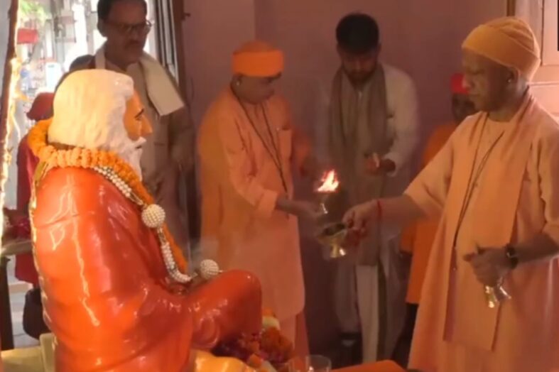 गुरु पूर्णिमा पर सीएम योगी ने किया महायोगी गोरखनाथ का विशिष्ट पूजन, गुरु परंपरा को किया नमन