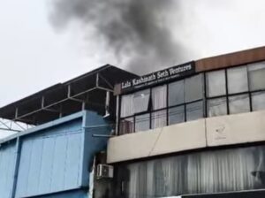 देहरादून में घंटाघर के पास फोटो लेमिनेशन की दुकान में भीषण आग, बाजार में मची अफरा-तफरी