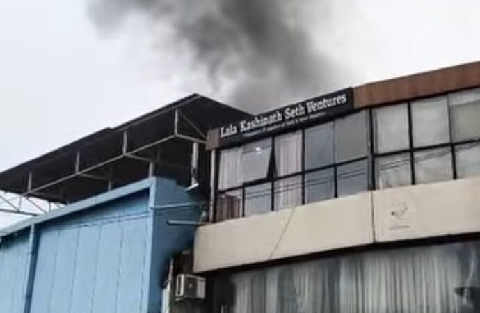 देहरादून में घंटाघर के पास फोटो लेमिनेशन की दुकान में भीषण आग, बाजार में मची अफरा-तफरी
