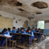 कीर्तिनगर के जर्जर स्कूलों में जान जोखिम में डालकर पढ़ रहे बच्चे, बरसात में बढ़ा हादसे का खतरा