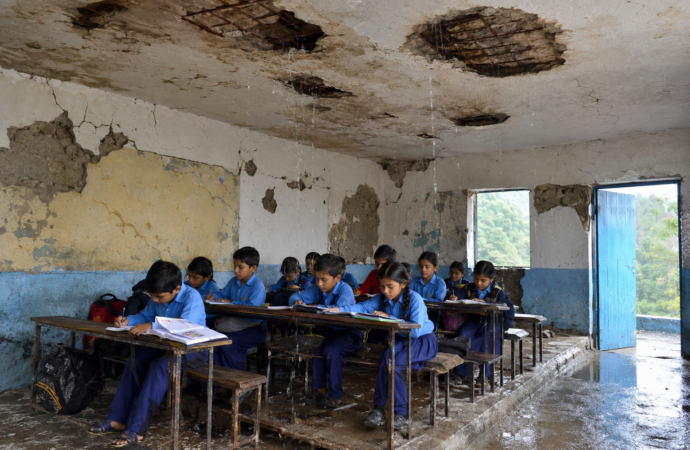 कीर्तिनगर के जर्जर स्कूलों में जान जोखिम में डालकर पढ़ रहे बच्चे, बरसात में बढ़ा हादसे का खतरा